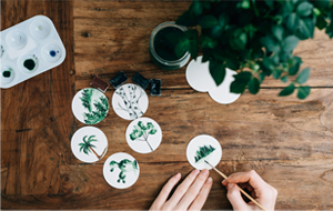 植物の絵を描く人